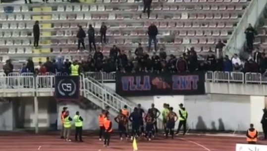 VIDEO/ Barazimi nuk pranohet në Shkodër, ultrasit e Vllaznisë vendosin 'në rresht për një' lojtarët