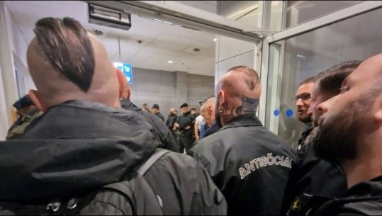 Iu përgjigjën thirrjes për tubime të ekstremit të djathtë në Greqi, arrestohen 21 neonazistë italianë në aeroportin e Athinës