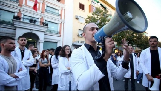 Mediat e huaja jehonë protestës së studentëve të mjekësisë, AFP: Shqipëria përpiqet të ndalojë ikjen e mjekëve të rinj