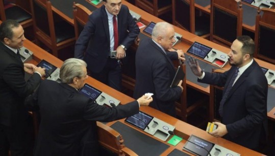 FOTO/ ‘Hajde fshi duart’, Berisha lavdëron Salianjin pasi ndezi tymueset në Kuvend