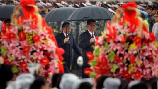FOTO/ Ditë zie për vdekjen e ish-kryeministrit, Kina ul flamurin në gjysmështizë