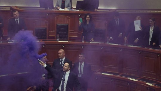 VIDEO + FOTO/ Berisha e 'Rithemelimi' skenar kaosi e dhune në Kuvend! Karrige përmbys e tymuese! Socialistët votojnë ligjet në këmbë