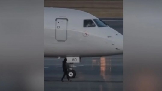 VIDEO/ E pazakontë në Australi, e reja i del para avionit në prag nisje