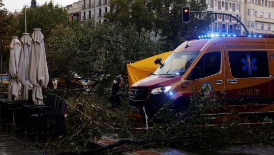 Erëra të forta dhe shi, Stuhia 'Ciaran' godet Evropën veriperëndimore, 6 viktima mes tyre 1 e mitur