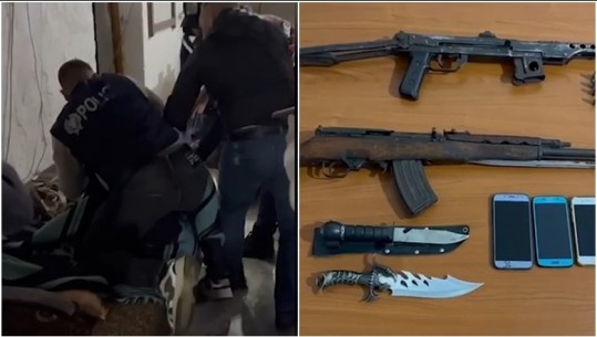 EMRI/ Mbante armë pa leje, arrestohet 50-vjeçari në Vlorë! Momenti kur policia i bastis banesën, i gjen të fshehura kallashnikov, pushkë e municion luftarak (VIDEO)