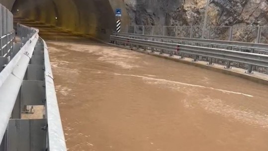 VIDEO/Stuhia bllokon rrugën e Arbrit, uji përmbyt tunelet