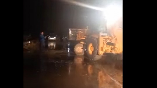 Stuhia në vend, ARRSH: Në aksin Përmet-Çarshovë ka pasur vërshim të përrenjve, në Fier-Seman ka rënie pemësh në rrugë