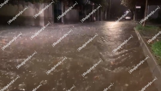 Korçë/ Reshje të dendura gjatë gjithë mbrëmjes, uji vërshon rrugët e qytetit! Disa fshatra pa energji elektrike (VIDEO)
