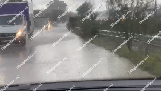 VIDEO/Reshjet e dendura të shiut, përmbyten disa segmente të rrugës dytësore Tiranë-Durrës