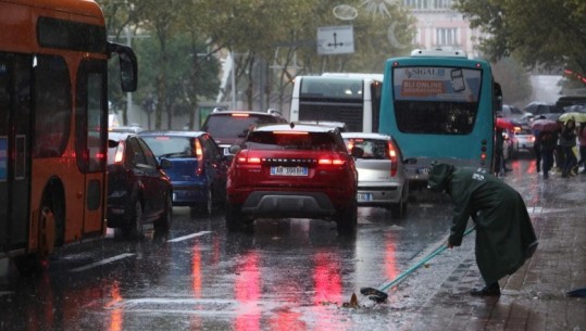 FOTO+VIDEO/ Tirana sot mes reshjeve të dendura të shiut e trafik të rënduar   