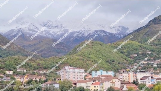 VIDEOLAJM/ Edhe malet e Dibrës vishen me ‘vellon e bardhë’ të dëborës