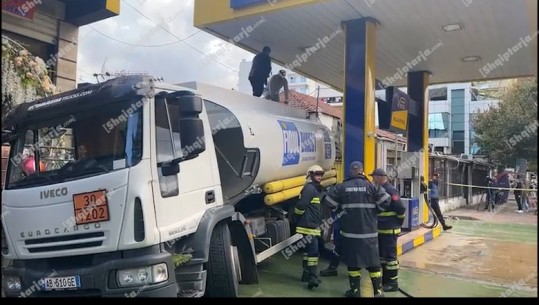 Tiranë/ Autoboti rrezikoi të binte mbi dyqan, punonjësja: Nuk ndodhi nga shpërthimi në karburant, por shoferi i dëmtuar nuk e drejtoi si duhej