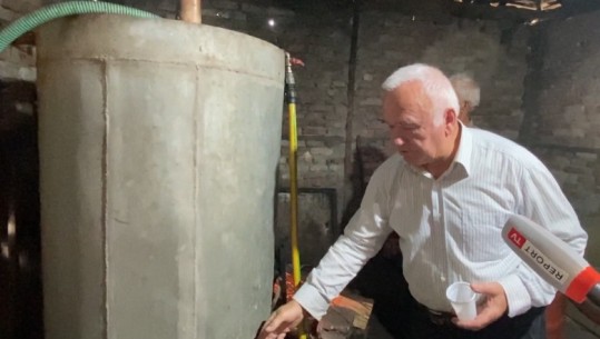 Kuçovë/ 73-vjeçari që ruan traditën e zierjes së rakisë në kazan bakri! Tregon sekretet