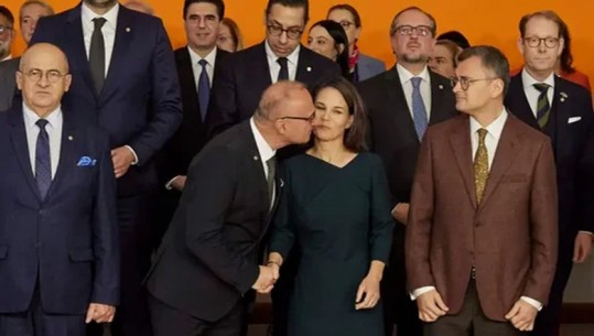 Ministri kroat puth me 'padurim' ministren gjermane Baerbock! VIDEO shkakton polemika në rrjet