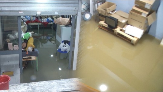 Stuhia/ Tirana nën ujë, përmbyten dhjetëra biznese! Pronarët duan dëmshpërblim: Kemi dëme, 112 s’na u përgjigj! Shkak bllokimi i kanalizimeve
