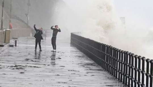 Stuhia 'Ciaran' ul fuqinë por dëmet janë të mëdha! 14 viktima në Europë