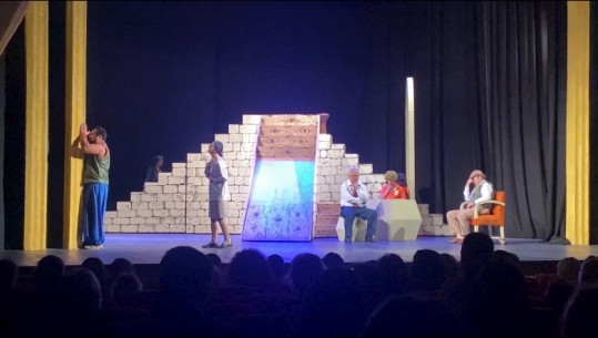 ‘Dëshira e tretë’, ngjitet në skenën e teatrit të Vlorës! Komedia që gërsheton konfliktet e brezave
