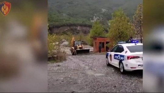 VIDEO/ Mbetën të bllokuar prej motit të keq, dalin pamjet kur ndihmohen 23 turistët te banjat e Bënjës
