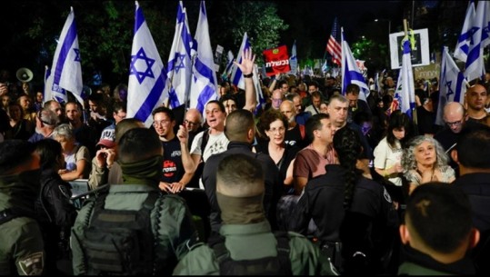 Me flamuj në duar, izraelitët protestojnë përpara rezidencës së Netanyahut, ndërhyn policia