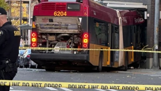VIDEO/ E rëndë në SHBA, autobusi përplaset me murin, 1 viktimë dhe 12 të plagosur