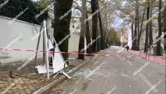 ‘Benz’-i u ngjit në trotuar, 'shembi' në tokë reklamat dhe përplasi çiftin e të rinjve, pamje nga vendi i aksidentit në Tiranë
