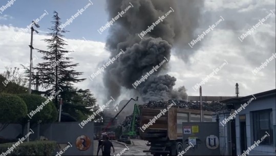 Shtëllunga të mëdha tymi mbulojnë zonën, Report Tv sjell pamjet nga zjarri në fabrikën 'Kurum' në Elbasan