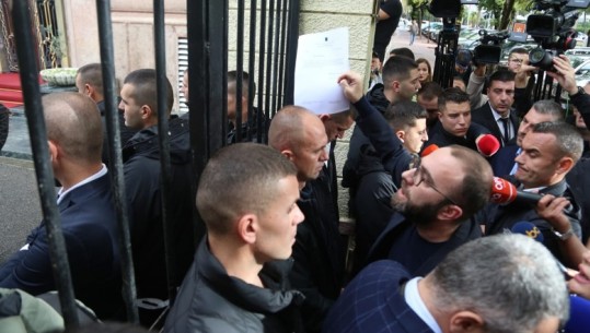 Garda ndaloi deputetët e përjashtuar të hynin në Kuvend, Administrata i kishte njoftuar për masat, zbardhet shkresa