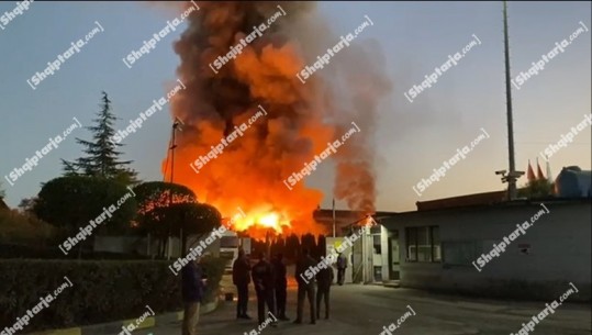 VIDEO/ Përkeqësohet situata me zjarrin në fabrikën 'Kurum' në Elbasan, Report Tv sjell pamjet nga flakët që kanë ‘mbuluar’ qiellin 