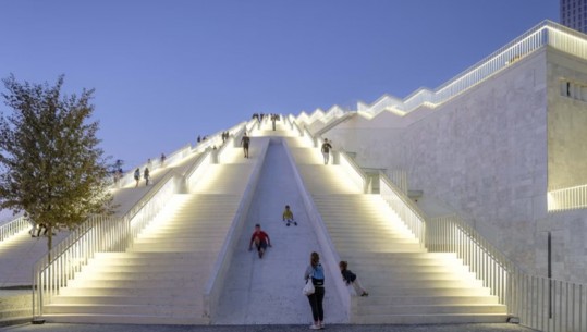 ‘The Guardian’: Piramida e Tiranës, nga monumenti i tiranit në simbolin e gëzueshëm të Shqipërisë moderne