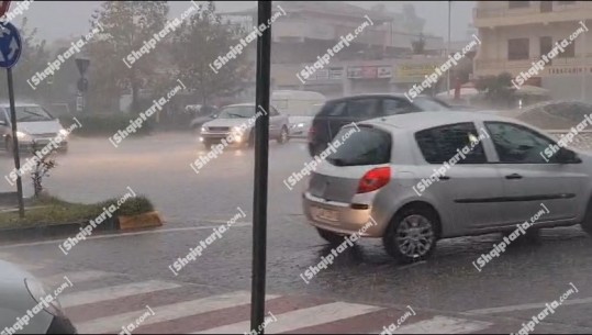VIDEO/ Moti i keq, stuhi shiu në Vlorë! Përmbyten rrugët