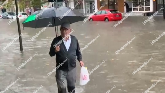 Përmbytjet në Vlorë,  banorët mes ujit në lagjen 