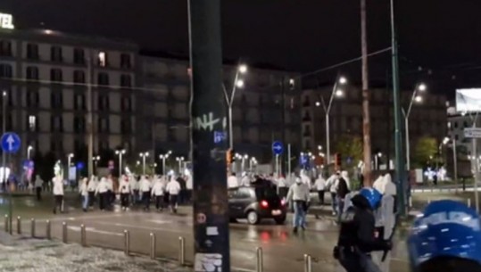 ‘Luftë’ në Napoli, Ultrasit e Unionit përplasen me policinë, arrestohen 11 tifozë gjermanë
