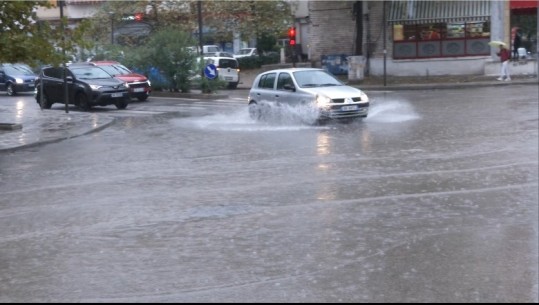 Reshje të dendura shiu, rrugët në Tiranë nën ‘pushtetin’ e ujit! Qytetarja: Po na përmbyten bizneset, dëm i madh