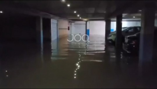 VIDEO/ Përmbyten garazhet e Jamarbër Malltezit te kompleksi ‘Kontakt’