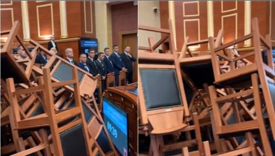 VIDEO/ Rithemelimi përsërit skenarin, bëjnë pirg karriget e Kuvendit në Foltore! Garda në gatishmëri
