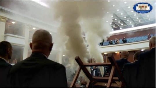 Mbushën parlamentin me tym, përjashtohen me 10 ditë nga Kuvendi 3 deputetë të opozitës: Korreshi mori tymueset nga çanta e Hotit dhe Metaliajt