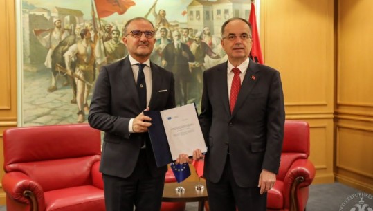 Presidenti Begaj merr në dorëzim Progres-Raportin 2023 të Komisionit Evropian për Shqipërinë  