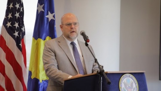 Ambasadori i SHBA: Dialogu me Serbinë duhet të përfundojë me njohjen e Kosovës