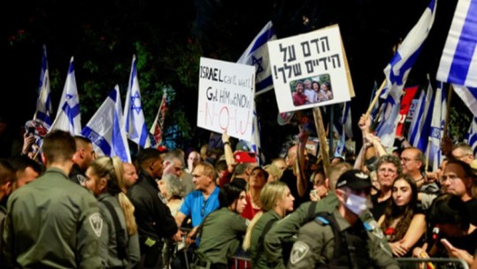 Dhjetëra njerëz protestojnë jashtë shtëpisë së Netanyahut