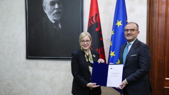Soreca dorëzon Raportin e vitit 2023 për Shqipërinë, ambasadori: Ka vështirësi, por janë të kapërcyeshme! Nikolla: Do analizojmë shqetësimet e KE