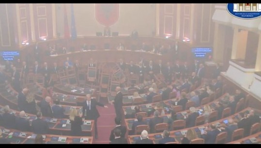 Kaosi në parlament, përjashtohen me 10 ditë nga Kuvendi tre deputetë të Rithemelimit (Emrat)