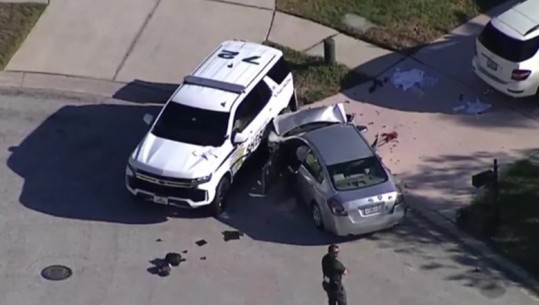 VIDEO/ SHBA, publikohet momenti kur i riu përplas me makinë dy efektivë policie