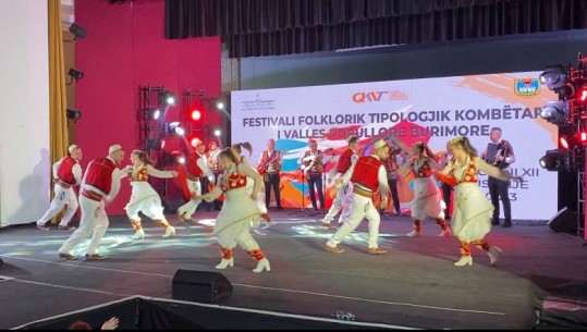 Mbahet në Lushnjë festivali folklorik i valleve popullore, artistët me kostume tradicionale parakaluan në sheshin e qytetit