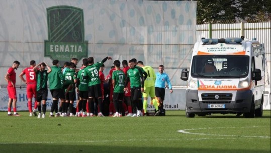 Me duart në kokë dhe lot në sy, futbollistët e Egnatias rrethojnë Dwamenën në mes të fushës 