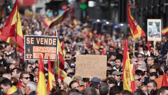 Mijëra spanjollë protestojnë kundër planit për t’i amnistuar separatistët katalanas