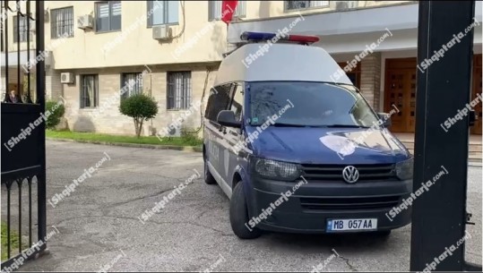 Gjirokastër/ Dyshohet se ngacmoi seksualisht nxënësen 14 vjeç, shoferi i furgonit kyç gojën para gjykatës! Lihet në burg
