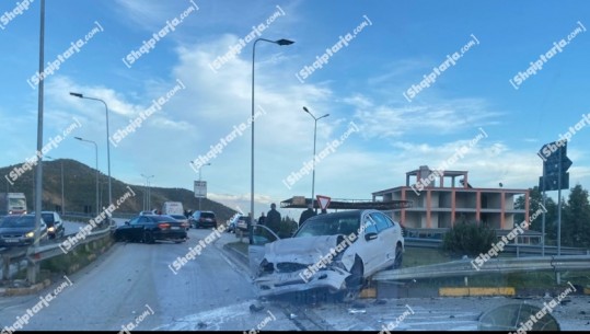 Aksident i frikshëm në rrugën Elbasan-Peqin, përplasen 2 makina! Raportohet për të plagosur