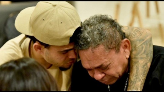 Momente prekëse në familjen e Luiz Dias, sulmuesi takon babain e tij që ishte marrë peng prej disa ditësh (VIDEO)