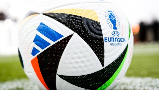 FOTO/ Shqipëria pranë kualifikimit, prezantohet topi zyrtar i Euro 2024! I vjen në ndihmë edhe VAR-it