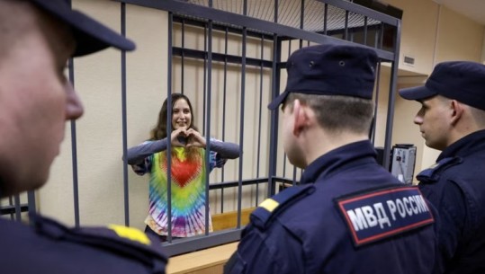 Rusi/ Protestoi kundër luftës në Ukrainë, dënohet me 7 vite burg artistja